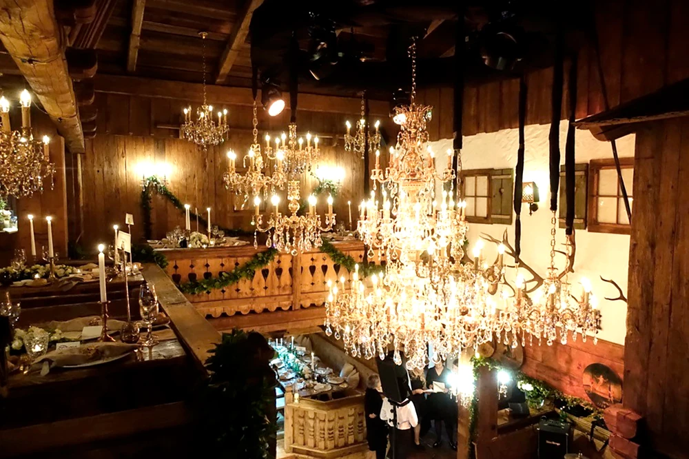 Un lampadario monumentale per un evento indimenticabile